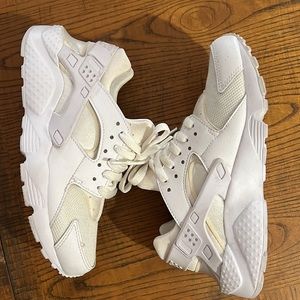 Size 5.5Y Nike Huaraches